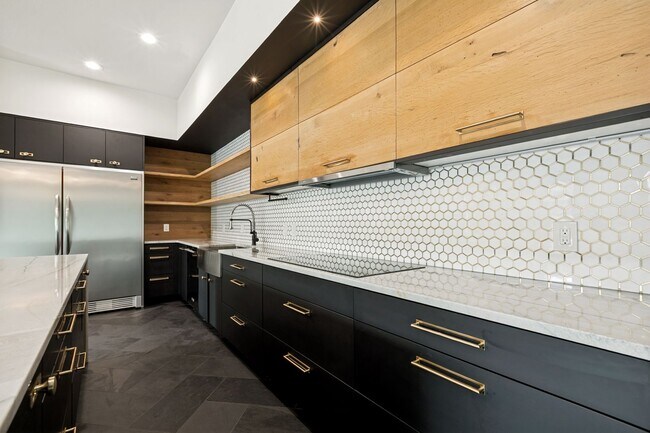 Building Photo - LUXURY TOWNHOME IN LONE STAR DISTRICT