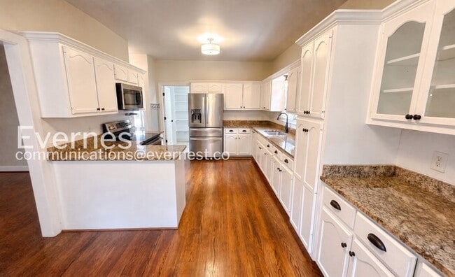 Building Photo - 4 Bed, 3.5 Bath Home with Garage / Pet-Friendly / Available Now!
