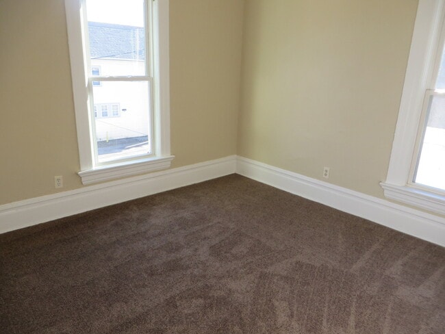 Building Photo - 5 Bedroom Home in the very core of Downtown (West Central, Downtown)