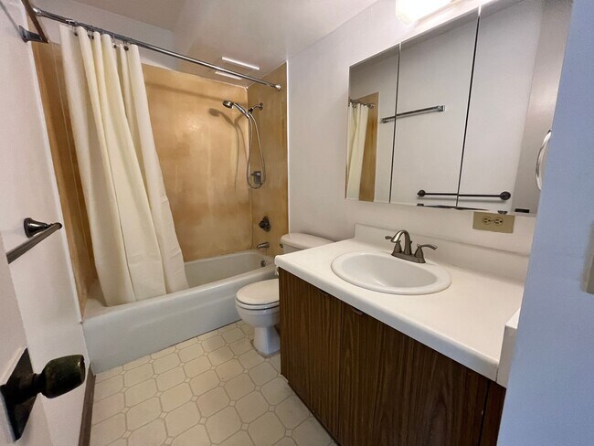 Building Photo - Westview Plaza 1 bedroom 1 bath with 1 ass...