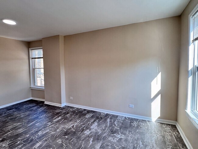Building Photo - 1315 W 18th St