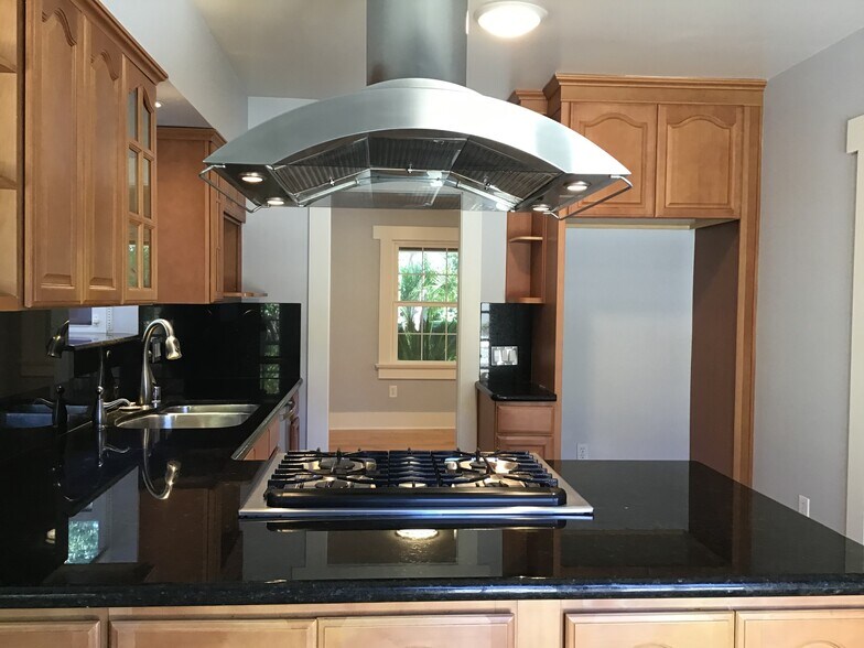 Kitchen includes stove,dishwasher and garbage disposer - 535 Prescott St