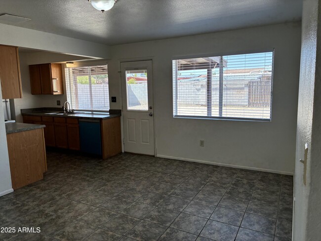 Building Photo - 2930 W Laurel Ln