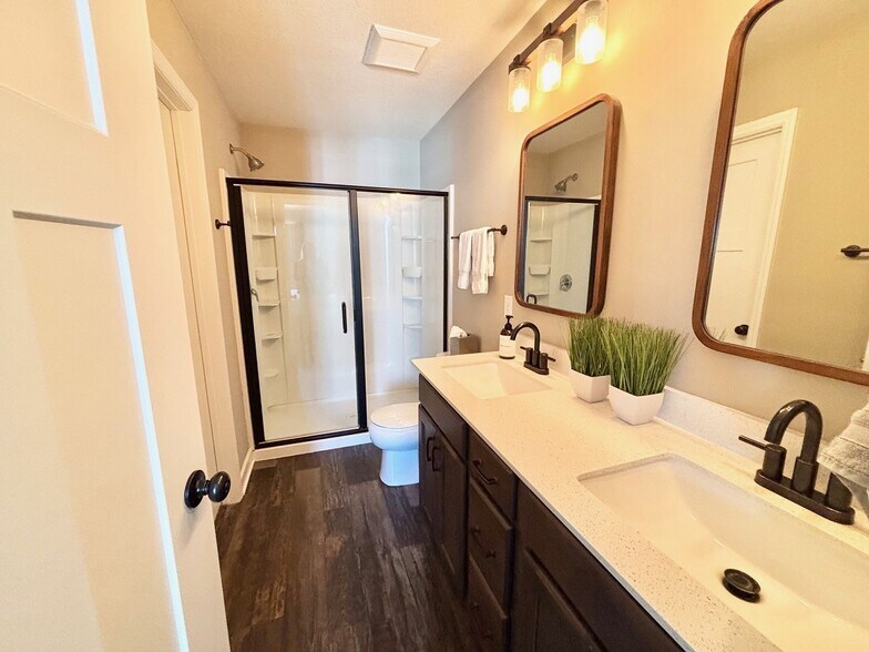 Building Photo - 821 Roselyn Dr