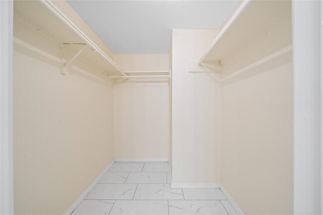 Building Photo - 2750 Holly Hall St