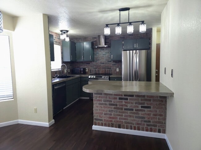 Building Photo - HOUSE - VILLAGE OF OAK CREEK