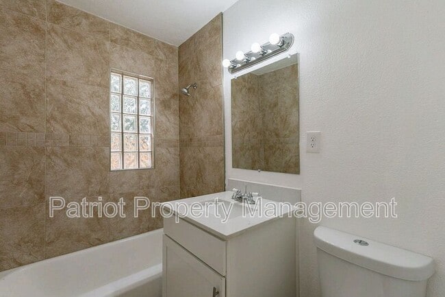 Building Photo - 928 W McDowell Rd