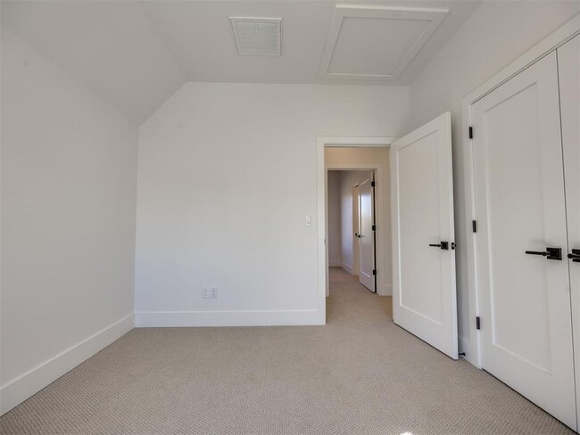 Building Photo - 1078 Hangar Dr