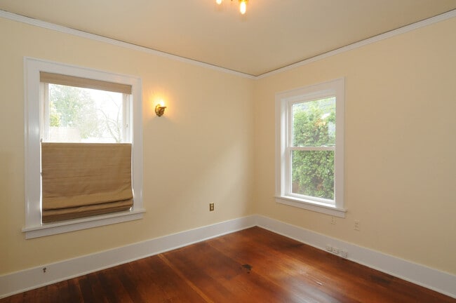 Building Photo - Beautiful Craftsman Home in Desired Neighb...