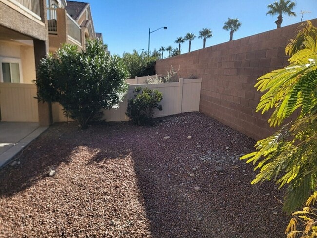 Building Photo - 3 Bedroom Townhouse with a backyard