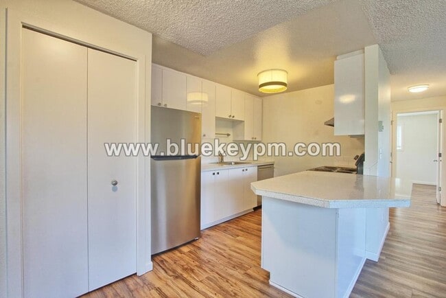 Building Photo - 2 Bed, 1 Bath Unit on 2nd Floor of a Tri-Plex in Sellwood