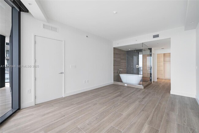 Building Photo - 700 NE 24th St