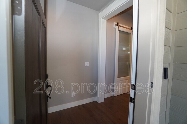 Building Photo - 407 W Pavilion Ln