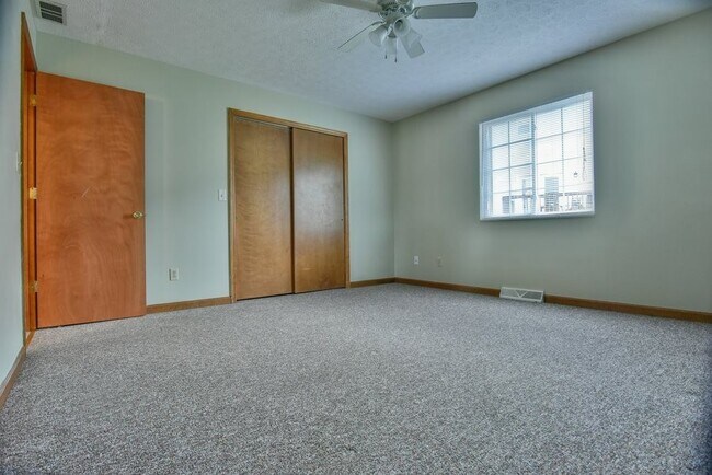 Building Photo - 4 bedroom 2 bath