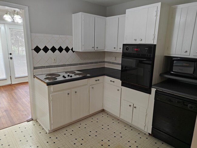 Building Photo - 2644 Pineland Ave