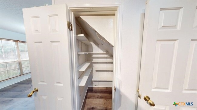 Building Photo - 609 Man O War Dr