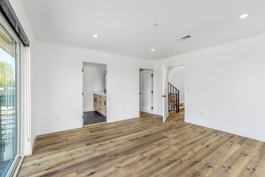 Building Photo - 571 N Mariposa Ave