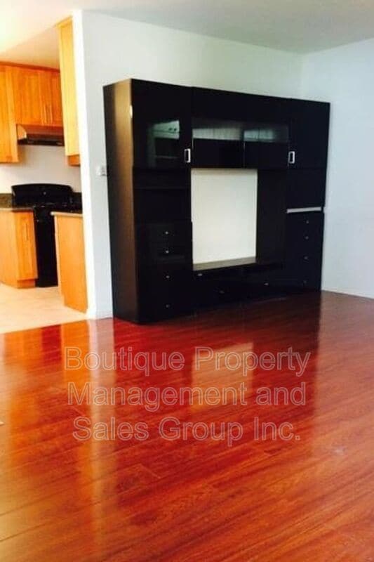 Building Photo - 930 E 1st St