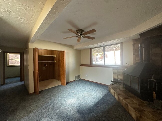 Building Photo - 3 Bedroom 2 Bathroom Home available to ren...