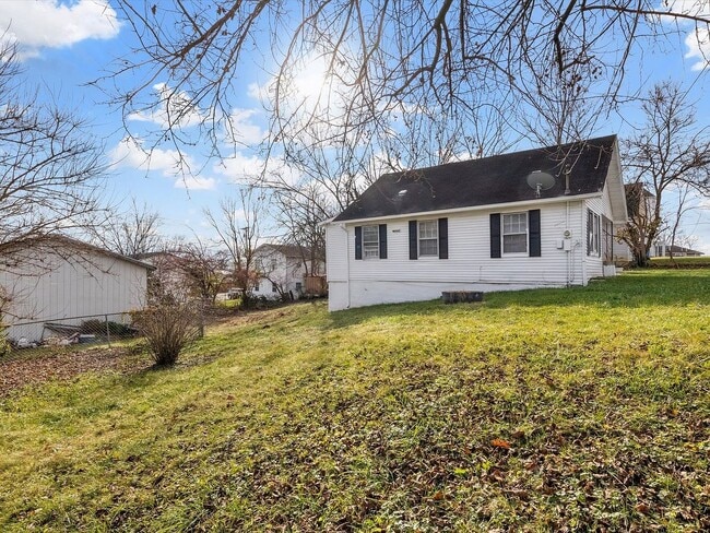 Primary Photo - Spacious 2 Bed, 1 Bath Apartment