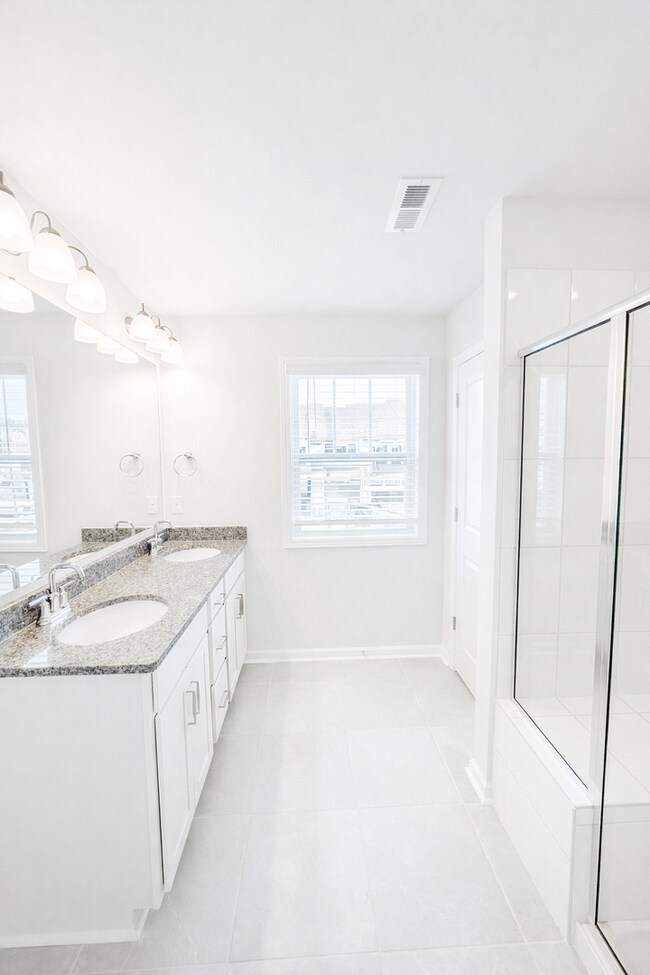 Building Photo - **6 Month Lease**New Construction -Hendersonville Townhome