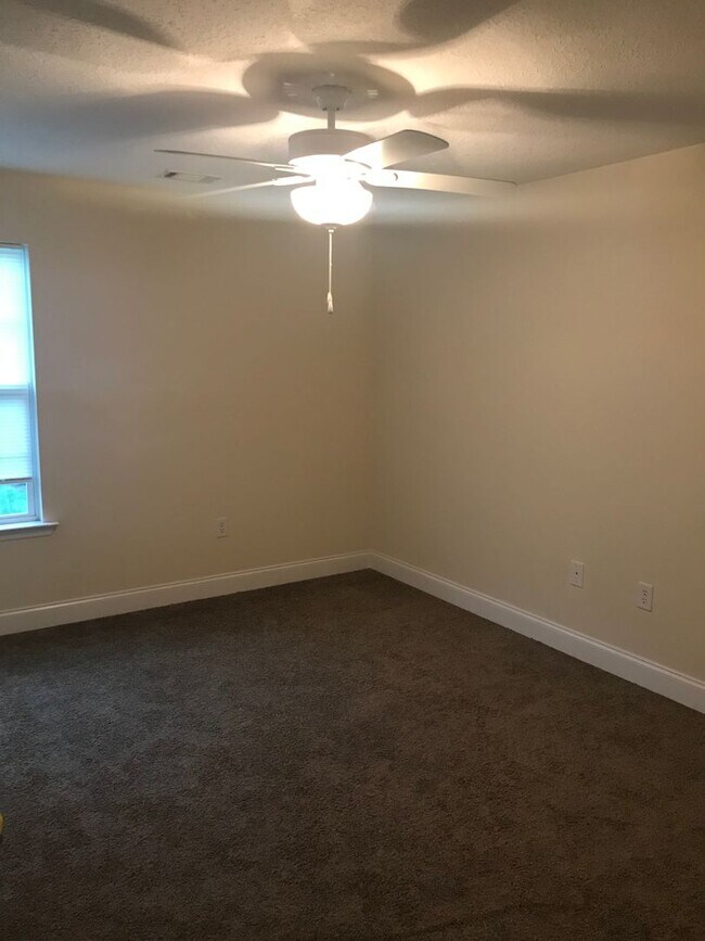 Building Photo - 3 Bedroom 2 Bath Townhome off Stevens Cree...