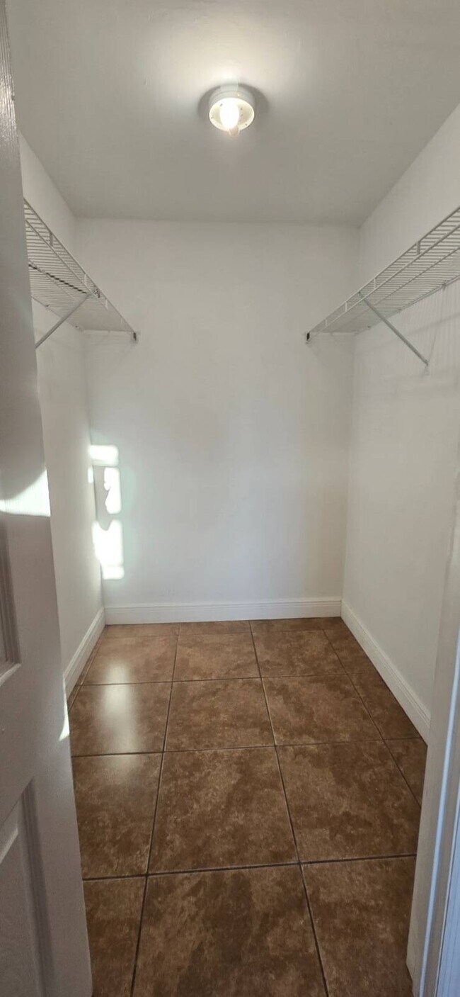 Building Photo - 410 Piper Ave