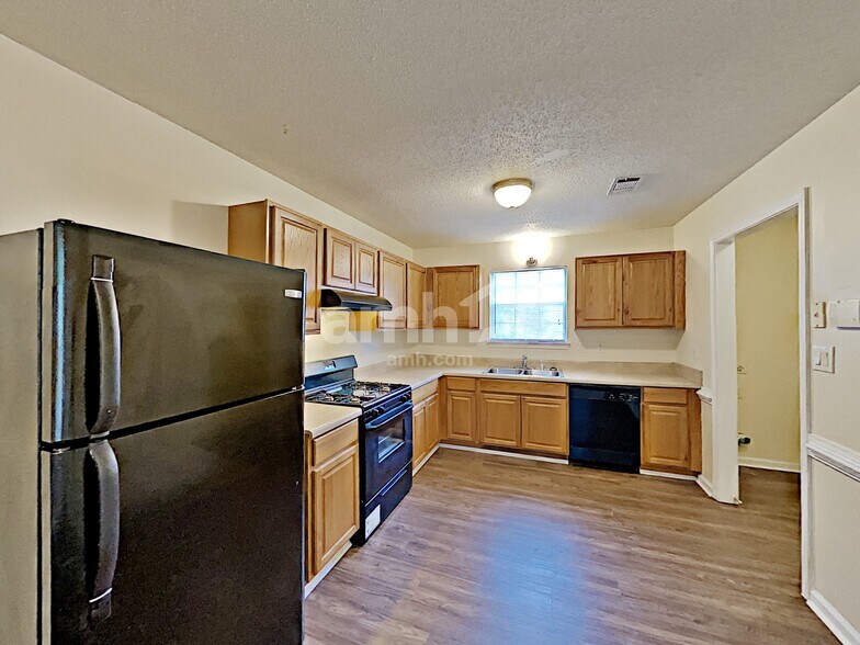 Building Photo - 271 Village Dr