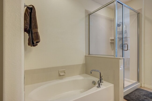 Building Photo - STUNNING 3 BEDROOM 2 FULL BATH FIRST FLOOR...