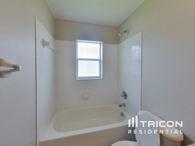 Building Photo - 2704 Oak Hammock Loop