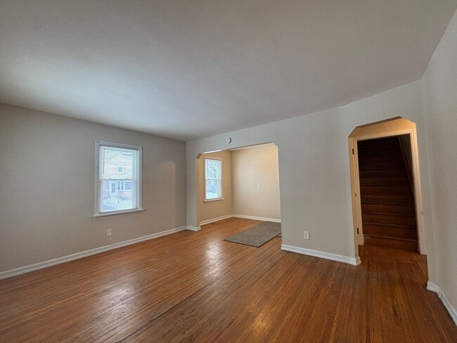 Building Photo - 3 Bedroom 1.5 Bath House - Parking/Laundry Hook-Ups!