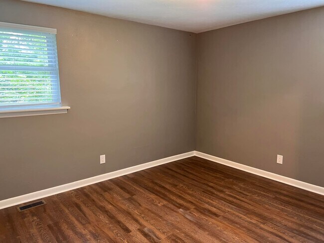 Building Photo - 620 1st St SE