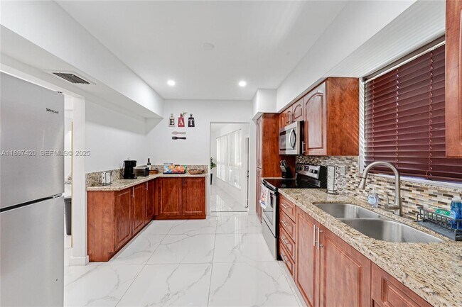 Building Photo - 12520 NE 1st Ct