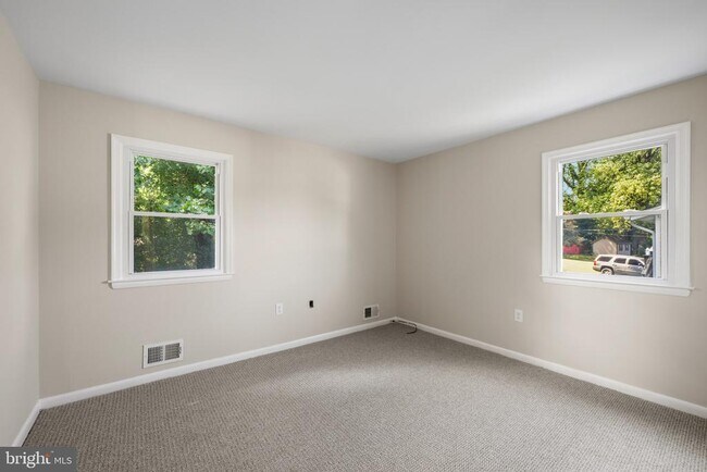 Building Photo - 908 Country Terrace