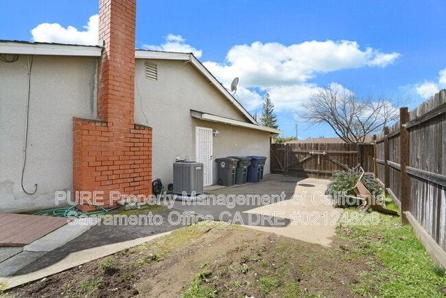 Building Photo - 2140 W La Loma Dr