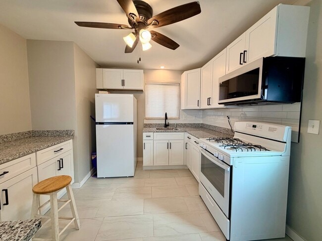 Building Photo - 630 Dornbush St