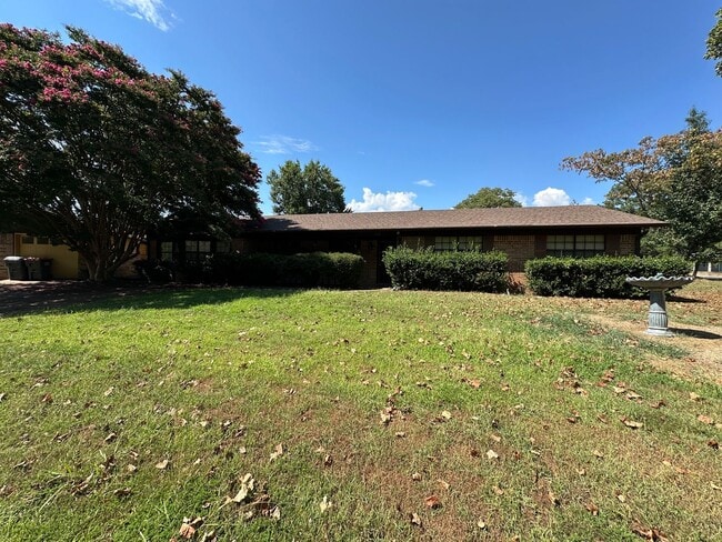 Building Photo - Come take a look at this 3-bedroom 2-bathroom home!