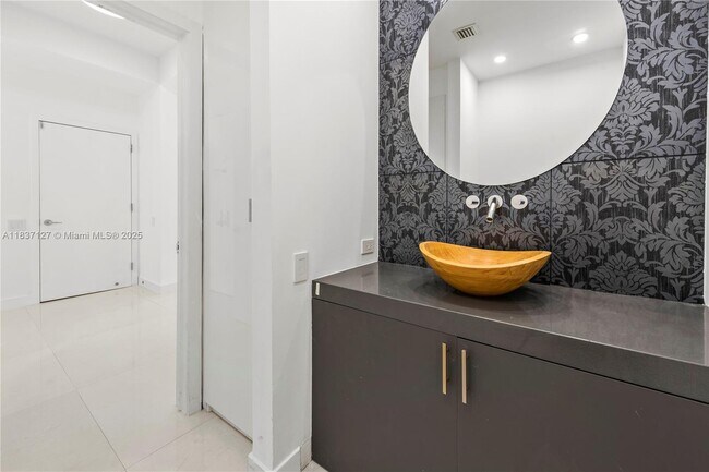 Building Photo - 808 Brickell Key Dr