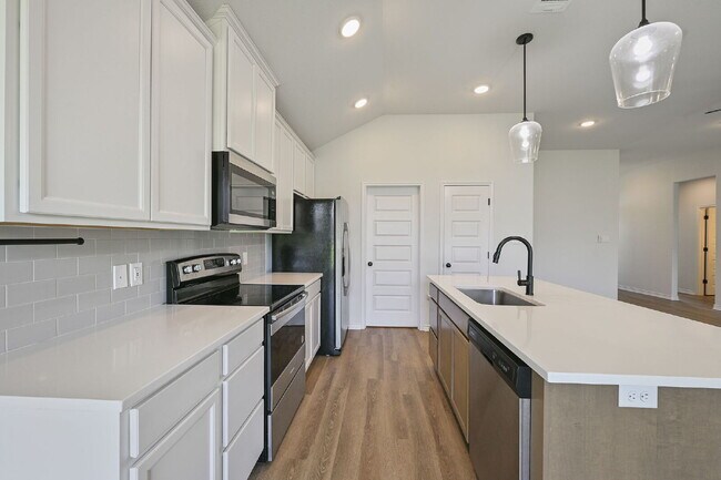 Building Photo - Immediate Move in - 3 Bedroom, 2 Bathroom Home in Rudder Pointe with Open Concept