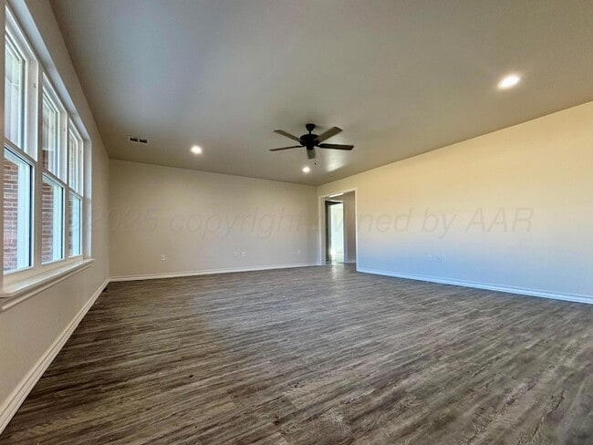 Building Photo - 3002 Knoll Dr