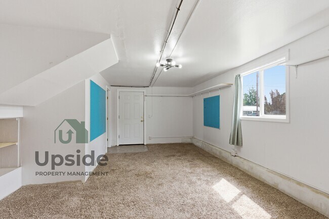 Building Photo - 8719 E Valleyway Ave