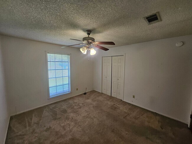 Building Photo - 105 Amelia Dr