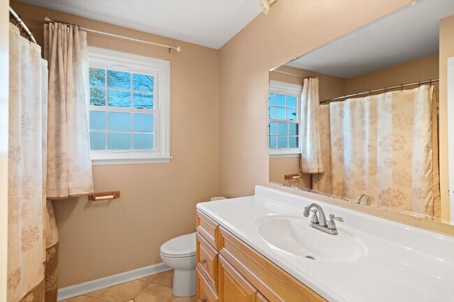 Building Photo - Move-In Special Available! Charming 3-Bedr...