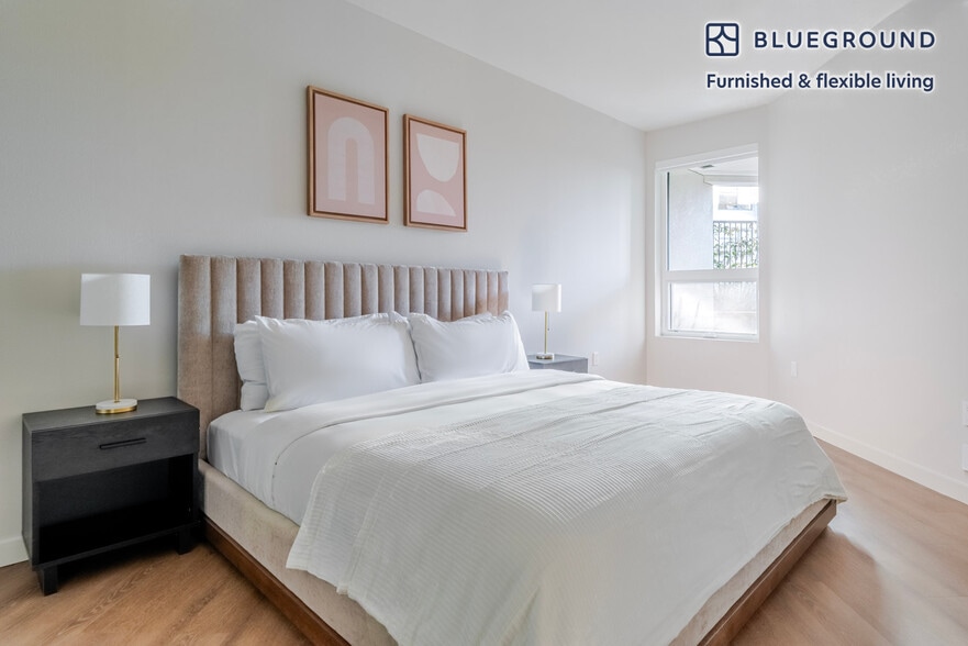 Building Photo - 2333 Calle Del Mundo