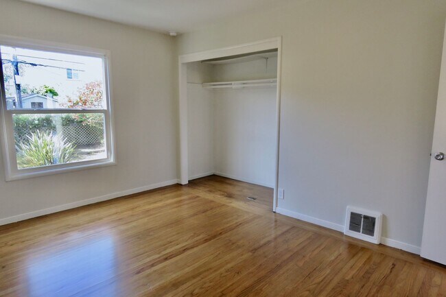Building Photo - 52 Oakmont Dr