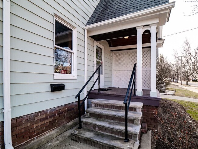 Building Photo - 2001 Tampa Ave