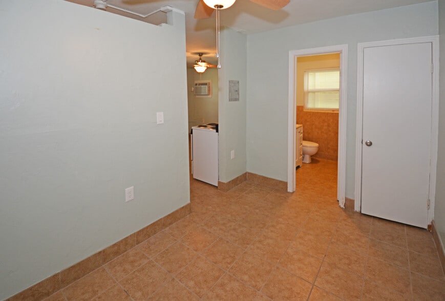 Building Photo - 5009 TANGERINE AVE S