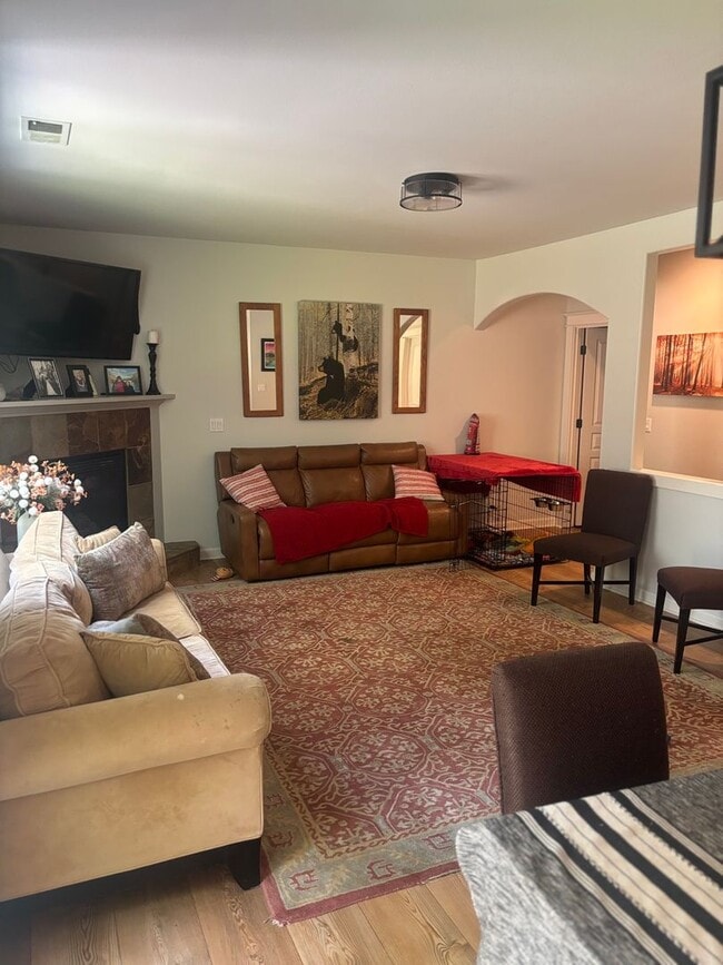Building Photo - 3 Bedroom House with Large Bonus Room and ...