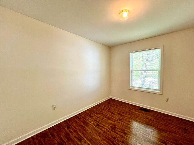 Building Photo - 3 Bedroom in West Asheville!