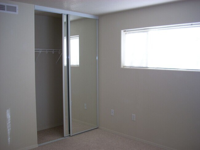 Building Photo - Upstairs 1-bedroom, 1-bath Apartment in an...